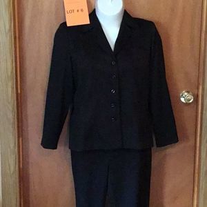 Ladies black waffle weave suit by LARRY LEVIN NWOT